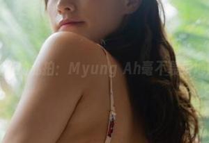 一场御姐风的私拍：Myung Ah毫不畏惧地展示自己